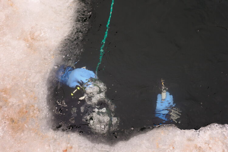 Wêdrzyn, 10.02.2026. Æwiczenia podlodowe nurków z siedmiu pododdzia³ów wojsk in¿ynieryjnych na poligonie 17. Wielkopolskiej Brygady Zmechanizowanej w Wêdrzynie, 10 bm. (ad) PAP/Lech Muszyñski