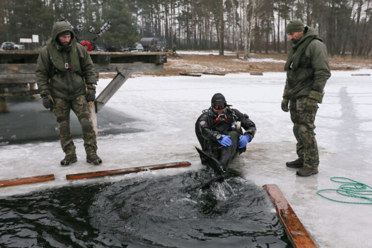 Wêdrzyn, 10.02.2026. Æwiczenia podlodowe nurków z siedmiu pododdzia³ów wojsk in¿ynieryjnych na poligonie 17. Wielkopolskiej Brygady Zmechanizowanej w Wêdrzynie, 10 bm. (ad) PAP/Lech Muszyñski