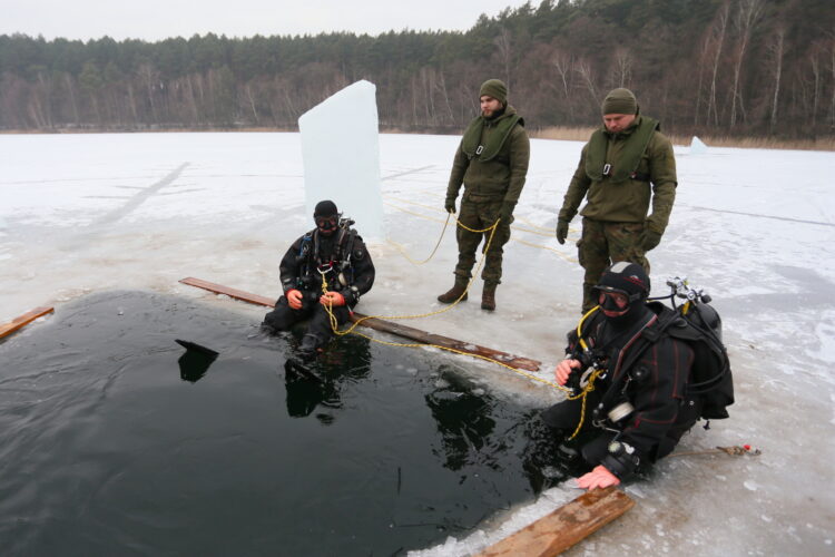 Wêdrzyn, 10.02.2026. Æwiczenia podlodowe nurków z siedmiu pododdzia³ów wojsk in¿ynieryjnych na poligonie 17. Wielkopolskiej Brygady Zmechanizowanej w Wêdrzynie, 10 bm. (ad) PAP/Lech Muszyñski