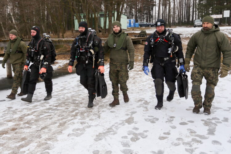 Wêdrzyn, 10.02.2026. Æwiczenia podlodowe nurków z siedmiu pododdzia³ów wojsk in¿ynieryjnych na poligonie 17. Wielkopolskiej Brygady Zmechanizowanej w Wêdrzynie, 10 bm. (ad) PAP/Lech Muszyñski