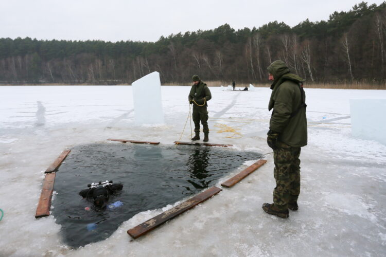 Wêdrzyn, 10.02.2026. Æwiczenia podlodowe nurków z siedmiu pododdzia³ów wojsk in¿ynieryjnych na poligonie 17. Wielkopolskiej Brygady Zmechanizowanej w Wêdrzynie, 10 bm. (ad) PAP/Lech Muszyñski