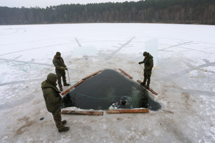 Wêdrzyn, 10.02.2026. Æwiczenia podlodowe nurków z siedmiu pododdzia³ów wojsk in¿ynieryjnych na poligonie 17. Wielkopolskiej Brygady Zmechanizowanej w Wêdrzynie, 10 bm. (ad) PAP/Lech Muszyñski