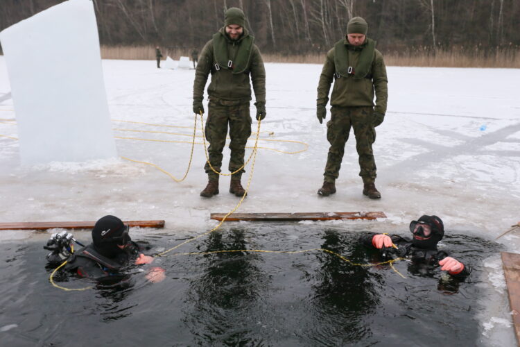 Wêdrzyn, 10.02.2026. Æwiczenia podlodowe nurków z siedmiu pododdzia³ów wojsk in¿ynieryjnych na poligonie 17. Wielkopolskiej Brygady Zmechanizowanej w Wêdrzynie, 10 bm. (ad) PAP/Lech Muszyñski