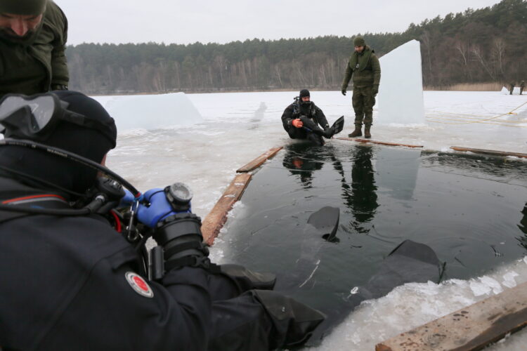 Wêdrzyn, 10.02.2026. Æwiczenia podlodowe nurków z siedmiu pododdzia³ów wojsk in¿ynieryjnych na poligonie 17. Wielkopolskiej Brygady Zmechanizowanej w Wêdrzynie, 10 bm. (ad) PAP/Lech Muszyñski