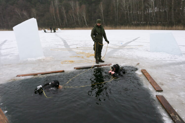Wêdrzyn, 10.02.2026. Æwiczenia podlodowe nurków z siedmiu pododdzia³ów wojsk in¿ynieryjnych na poligonie 17. Wielkopolskiej Brygady Zmechanizowanej w Wêdrzynie, 10 bm. (ad) PAP/Lech Muszyñski