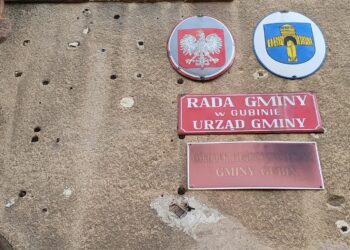 fot. S. Kordyjalik; Elewacja urzędu gminy Gubin ze śladami wojennej przeszłości