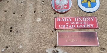 fot. S. Kordyjalik; Elewacja urzędu gminy Gubin ze śladami wojennej przeszłości
