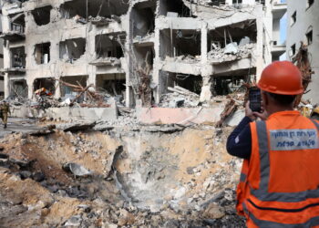 Tel Awiw w Izraelu po odwetowym ataku Iranu (PAP/EPA/ABIR SULTAN)