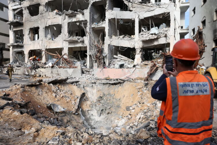 Tel Awiw w Izraelu po odwetowym ataku Iranu (PAP/EPA/ABIR SULTAN)