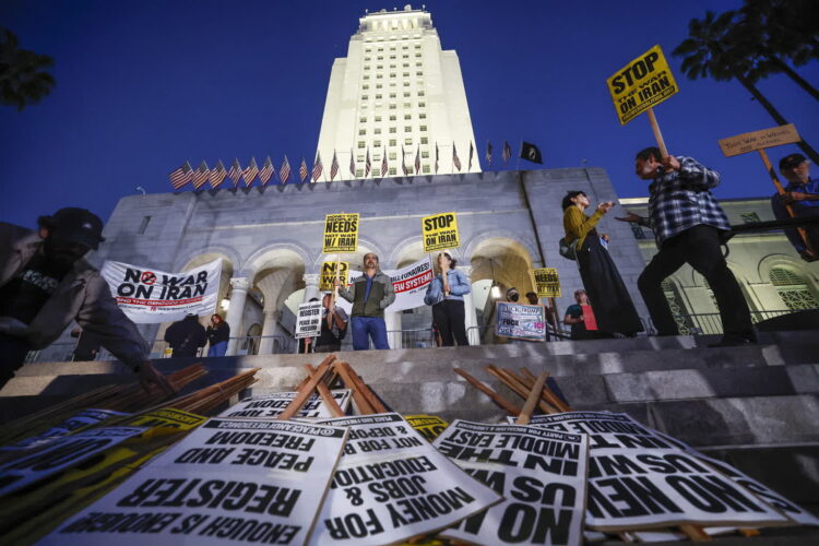 Loss Angeles. Protest przeciwko wojnie w Iranie (PAP/EPA/CHRIS TORRES)