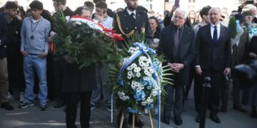 Złożenie kwiatów pod tablicą pamiątkową przy Placu Bohaterów Getta w Krakowie. Fot. PAP/ Łukasz Gągulski