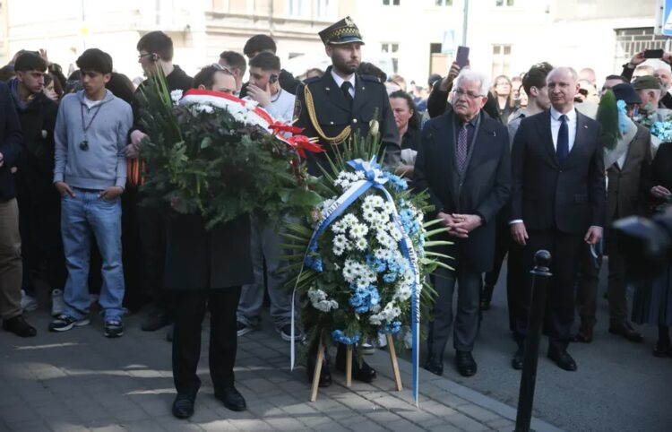Złożenie kwiatów pod tablicą pamiątkową przy Placu Bohaterów Getta w Krakowie. Fot. PAP/ Łukasz Gągulski
