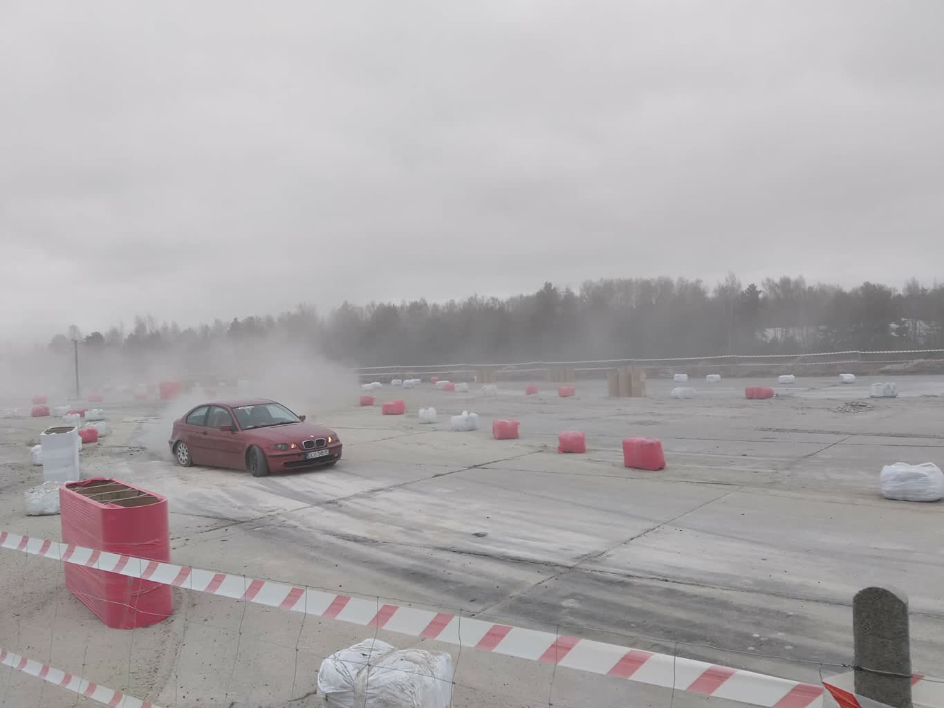 Miłośnicy driftu budują tor w Tomaszowie