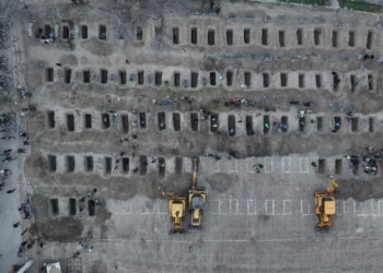 Pochówek ofiar ataku na szkołę w Iranie (PAP/EPA/HANDOUT)