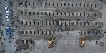 Pochówek ofiar ataku na szkołę w Iranie (PAP/EPA/HANDOUT)