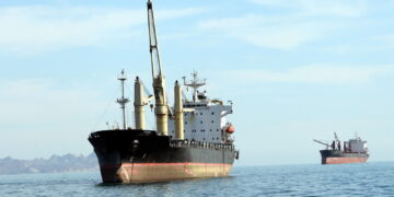 Statki towarowe w Zatoce Perskiej. Fot. PAP/EPA/ABEDIN TAHERKENAREH