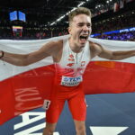 Polak Jakub Szymański cieszy się ze złotego medalu po biegu finałowym na 60 m ppł. Fot. PAP/Adam Warżawa