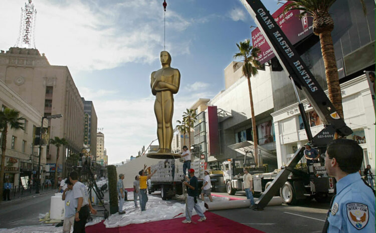 Dźwig ustawia 21 bm. gigantyczną statuetkę Oskara przed wejściem do teatru Kodaka w Hollywood, 2002 r. Fot. PAP/EPA GERARD BURKHART