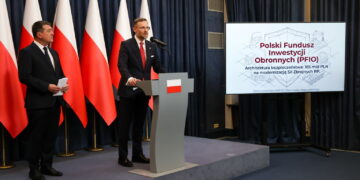 Szef Kancelarii Prezydenta RP Zbigniew Bogucki i doradca Leszek Skiba na konferencji prasowej w Pałacu Prezydenckim (PAP/Albert Zawada)