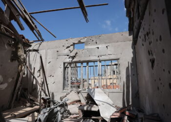 Mieszkanie, w które uderzył irański pocisk rakietowy w Bene Berak w Izraelu. Fot. PAP/EPA/ABIR SULTAN