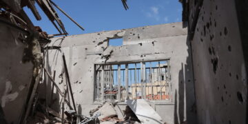 Mieszkanie, w które uderzył irański pocisk rakietowy w Bene Berak w Izraelu. Fot. PAP/EPA/ABIR SULTAN