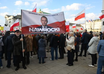 Pikieta pod pałacem prezydenckim. Zwolennicy prezydenta Nawrockiego dziękowali za weto w związku z SAFE (PAP/Radek Pietruszka)