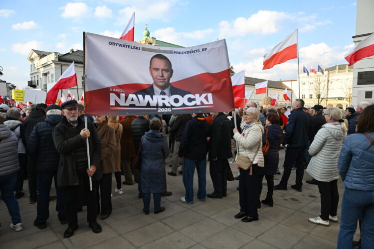 Pikieta pod pałacem prezydenckim. Zwolennicy prezydenta Nawrockiego dziękowali za weto w związku z SAFE (PAP/Radek Pietruszka)