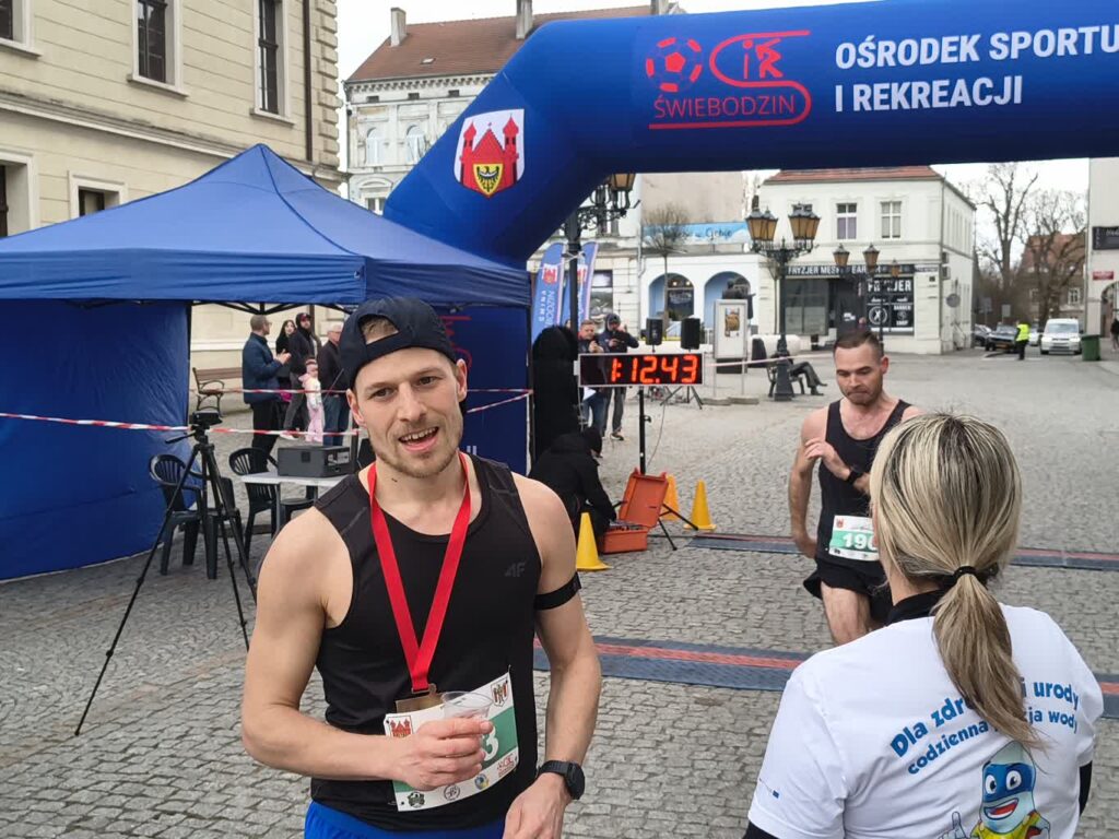 Aleksander Wostal i wbiegający na metę drugi Arkadiusz Blacharski z Garbicza (fot. Jakub Lesiński)