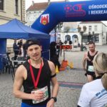 Aleksander Wostal i wbiegający na metę drugi Arkadiusz Blacharski z Garbicza (fot. Jakub Lesiński)