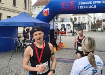 Aleksander Wostal i wbiegający na metę drugi Arkadiusz Blacharski z Garbicza (fot. Jakub Lesiński)