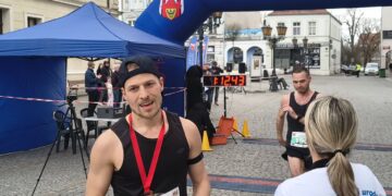 Aleksander Wostal i wbiegający na metę drugi Arkadiusz Blacharski z Garbicza (fot. Jakub Lesiński)