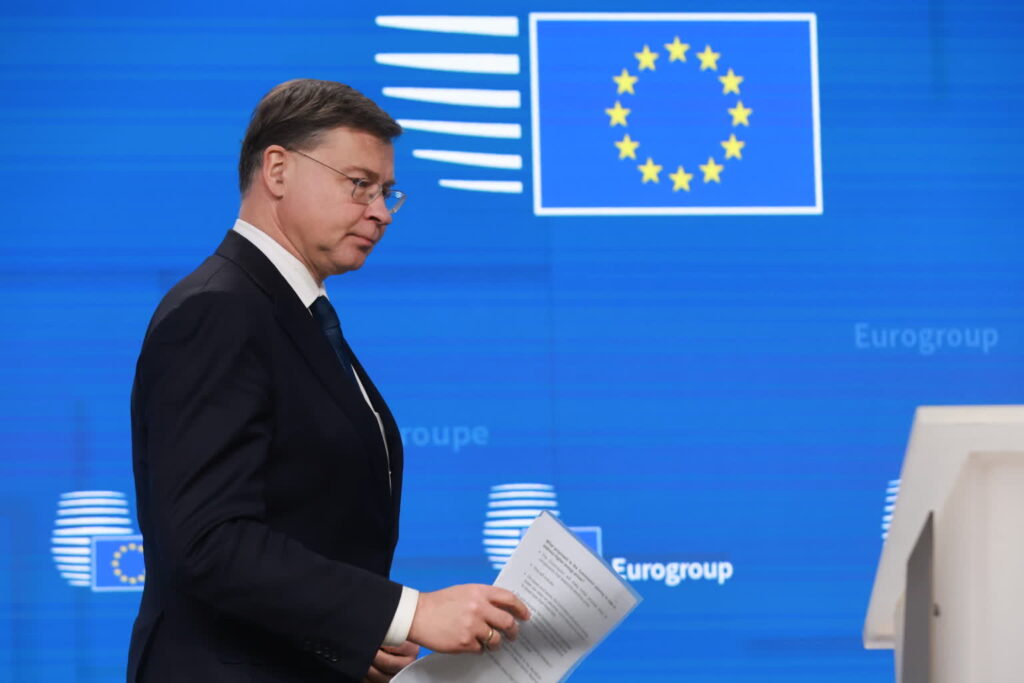 Na zdjęciu Valdis Dombrovskis, unijny komisarz ds. gospodarki i produktywności (PAP/EPA/OLIVIER HOSLET)
