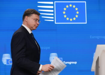 Na zdjęciu Valdis Dombrovskis, unijny komisarz ds. gospodarki i produktywności (PAP/EPA/OLIVIER HOSLET)