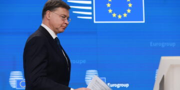 Na zdjęciu Valdis Dombrovskis, unijny komisarz ds. gospodarki i produktywności (PAP/EPA/OLIVIER HOSLET)