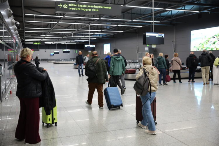 PYRZOWICE PRZYLOT POLAKÓW EWAKUOWANYCH Z OMANU. Fot. PAP/Art Service