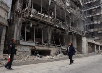 Zniszczenia w szpitalu Gandhiego w Teheranie. Fot. PAP/EPA/ABEDIN TAHERKENAREH