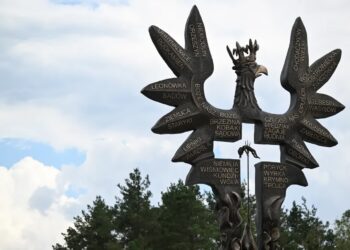 Pomnik Rzezi Wołyńskiej w Domostawie na Podkarpaciu - zdjęcie ilustracyjne (PAP/Darek Delmanowicz)