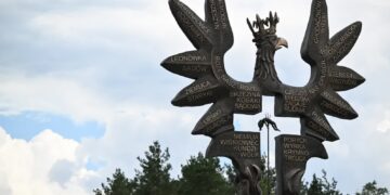 Pomnik Rzezi Wołyńskiej w Domostawie na Podkarpaciu - zdjęcie ilustracyjne (PAP/Darek Delmanowicz)