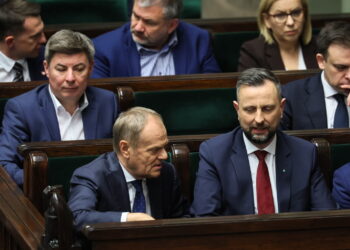 Premier Donald Tusk (L) i wicepremier, minister obrony narodowej Władysław Kosiniak-Kamysz (P), drugi rząd: szef KPRM Jan Grabiec (L) i minister finansów i gospodarki Andrzej Domański (P). Fot. PAP/Leszek Szymański