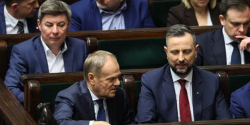 Premier Donald Tusk (L) i wicepremier, minister obrony narodowej Władysław Kosiniak-Kamysz (P), drugi rząd: szef KPRM Jan Grabiec (L) i minister finansów i gospodarki Andrzej Domański (P). Fot. PAP/Leszek Szymański