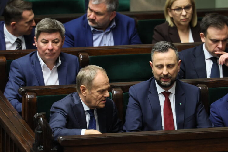 Premier Donald Tusk (L) i wicepremier, minister obrony narodowej Władysław Kosiniak-Kamysz (P), drugi rząd: szef KPRM Jan Grabiec (L) i minister finansów i gospodarki Andrzej Domański (P). Fot. PAP/Leszek Szymański