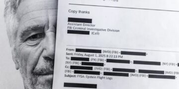 Wydruk dokumentów z tzw. akt Epsteina. Fot. PAP/EPA/CRISTOBAL HERRERA-ULASHKEVICH