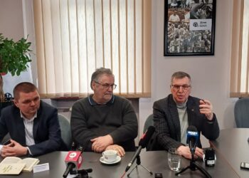 Konferencja prasowa w "Gazecie Lubuskiej". Od lewej wicedyrektor biblioteki wojewódzkiej Przemysław Bartkowiak, regionalista Tomasz Czyżniewski i historyk Czesław Osękowski (fot. Piotr Bakselerowicz)