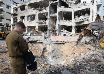 Zniszczony budynek w izraelskim Tel Awiwie (PAP/EPA/ABIR SULTAN)