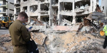 Zniszczony budynek w izraelskim Tel Awiwie (PAP/EPA/ABIR SULTAN)