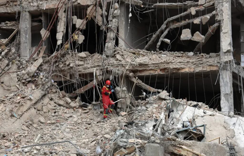 Zniszczenia w Teheranie - zdjęcie ilustracyjne Fot. PAP/EPA/ABEDIN TAHERKENAREH