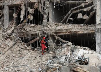 Zniszczenia w Teheranie - zdjęcie ilustracyjne Fot. PAP/EPA/ABEDIN TAHERKENAREH