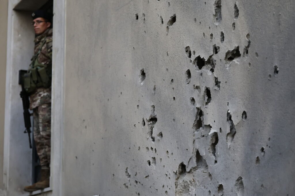 Fragmenty przechwyconego irańskiego pocisku spadły w rejonie Haret Sakher na północ od Bejrutu w Libanie. Fot. PAP/EPA/WAEL HAMZEH