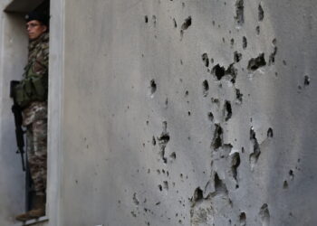 Fragmenty przechwyconego irańskiego pocisku spadły w rejonie Haret Sakher na północ od Bejrutu w Libanie. Fot. PAP/EPA/WAEL HAMZEH