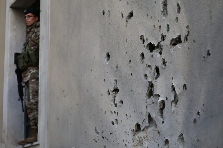 Fragmenty przechwyconego irańskiego pocisku spadły w rejonie Haret Sakher na północ od Bejrutu w Libanie. Fot. PAP/EPA/WAEL HAMZEH